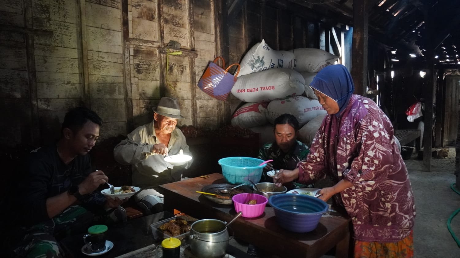 Suapan Hangat Kekeluargaan di Dusun Bakon: Ketika Kesederhanaan Melahirkan Makna Banding Tanpa Batas