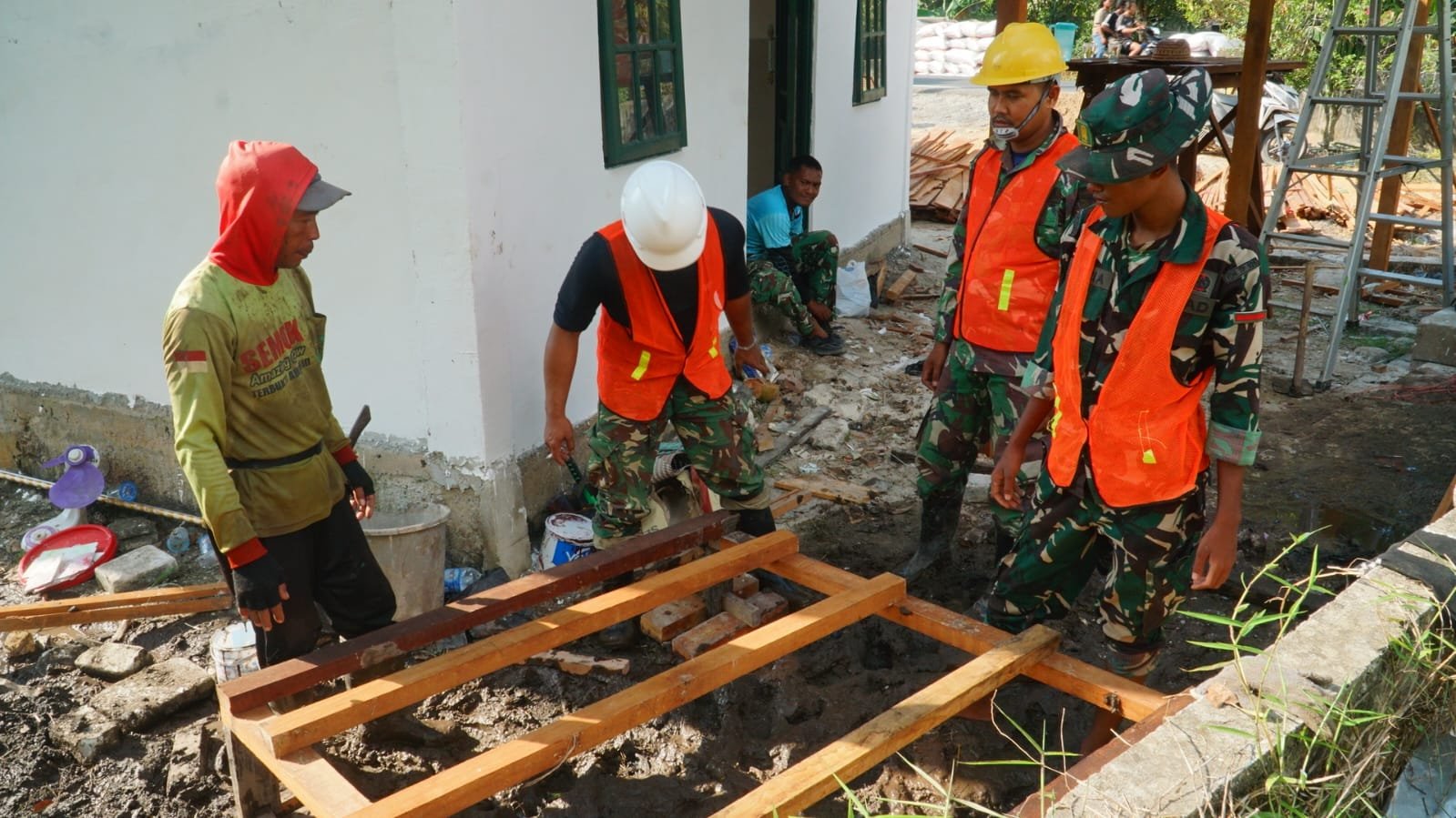 TMMD Reguler Ke-129 Kodim 1011/KLK Tingkatkan Akses Sanitasi Warga Melalui Pembangunan MCK Sasaran 5
