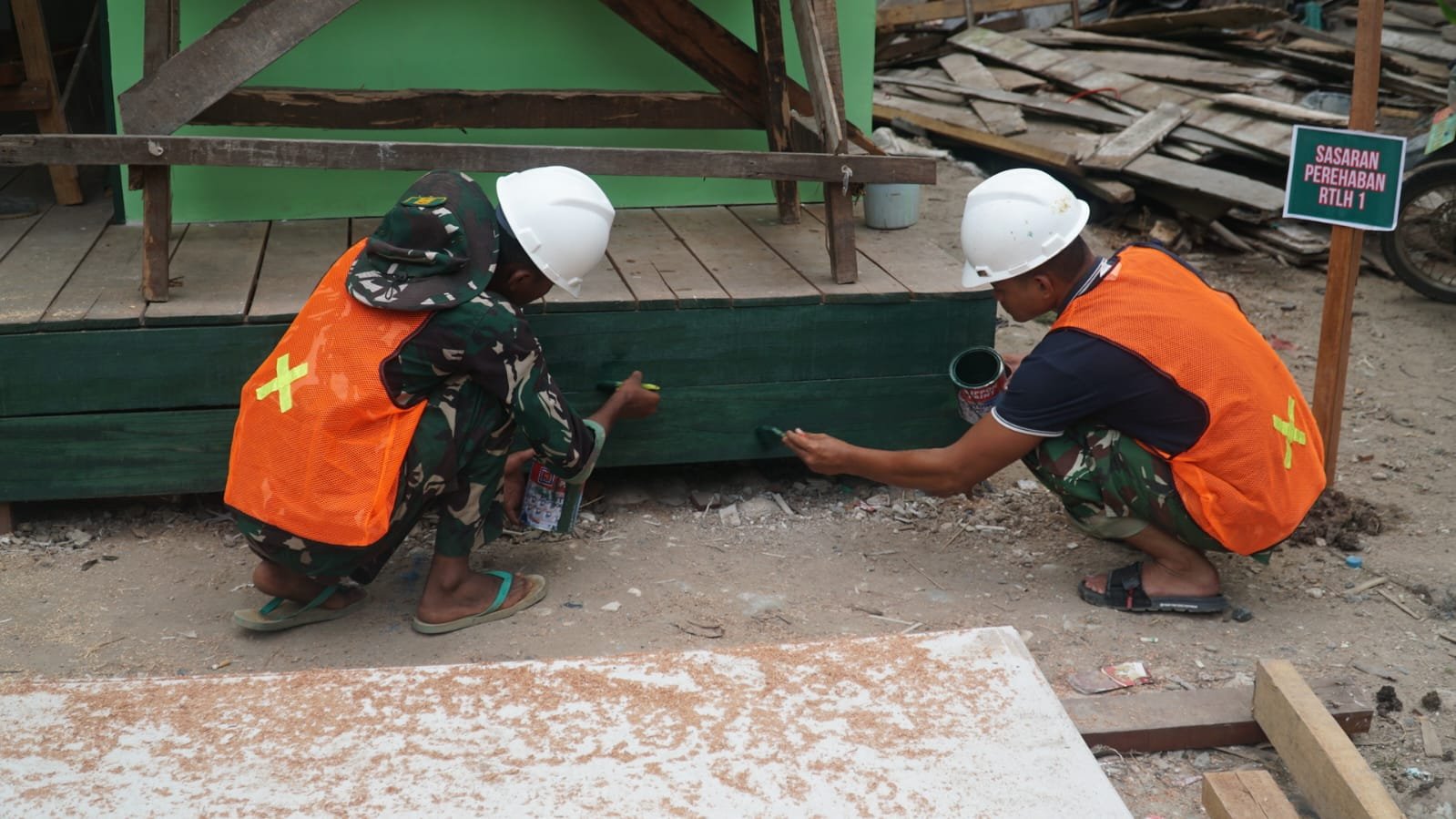 TMMD Reguler Ke-129 Kodim 1011/KLK Wujudkan Hunian Sehat Lewat Pengecatan RTLH Milik Bapak Walianto