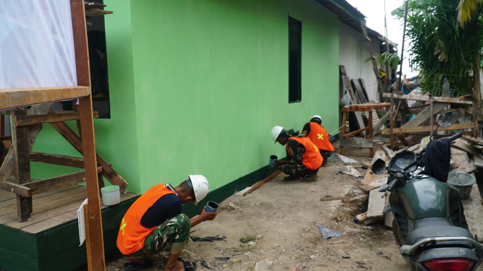 Pengecatan RTLH Sasaran 1 TMMD Ke-129 Jadi Penanda Rumah Bapak Walianto Kian Layak Huni