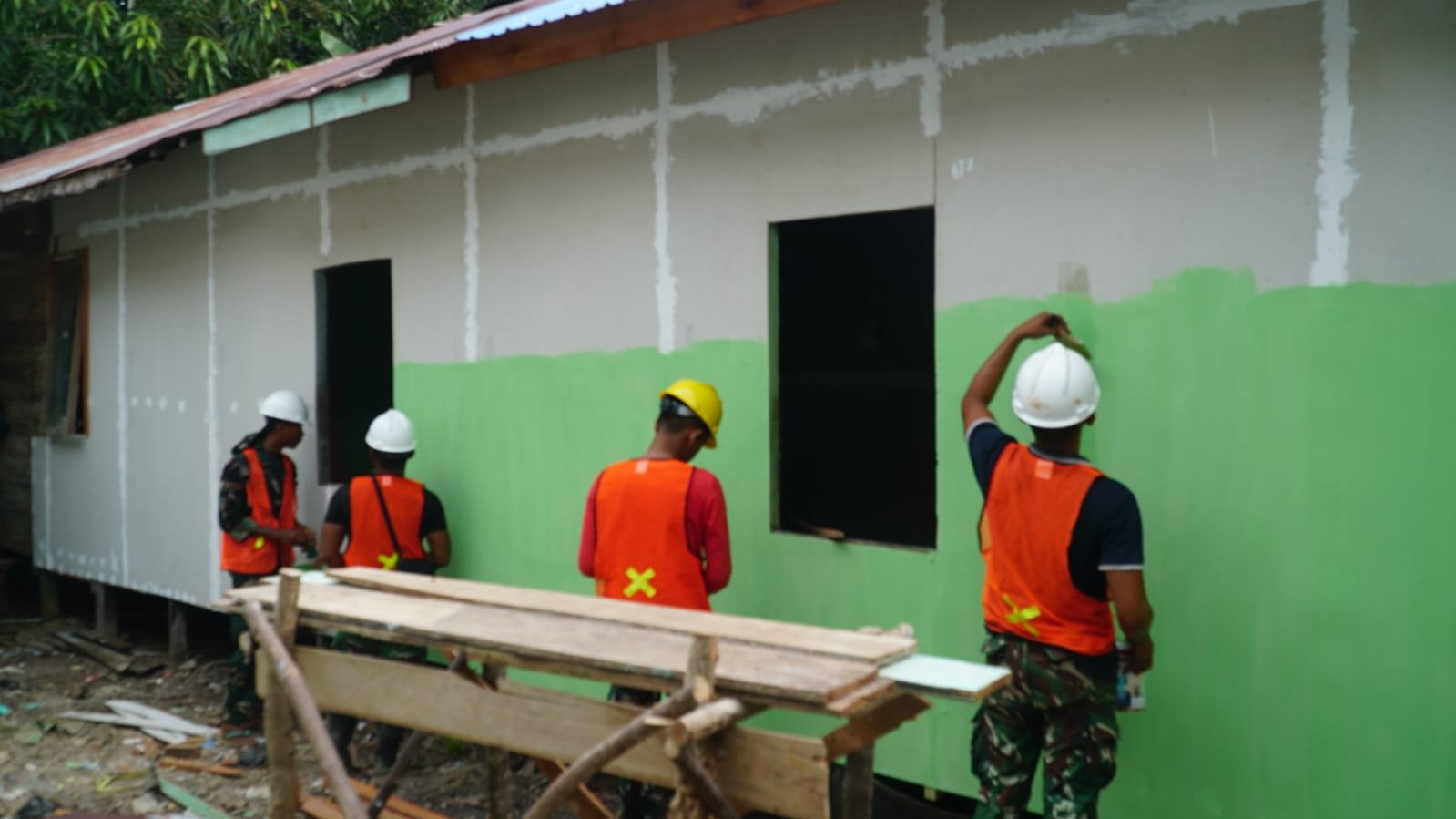 Dukung Program RTLH, Satgas TMMD Ke-129 Genjot Pengecatan Rumah Ibu Wahida
