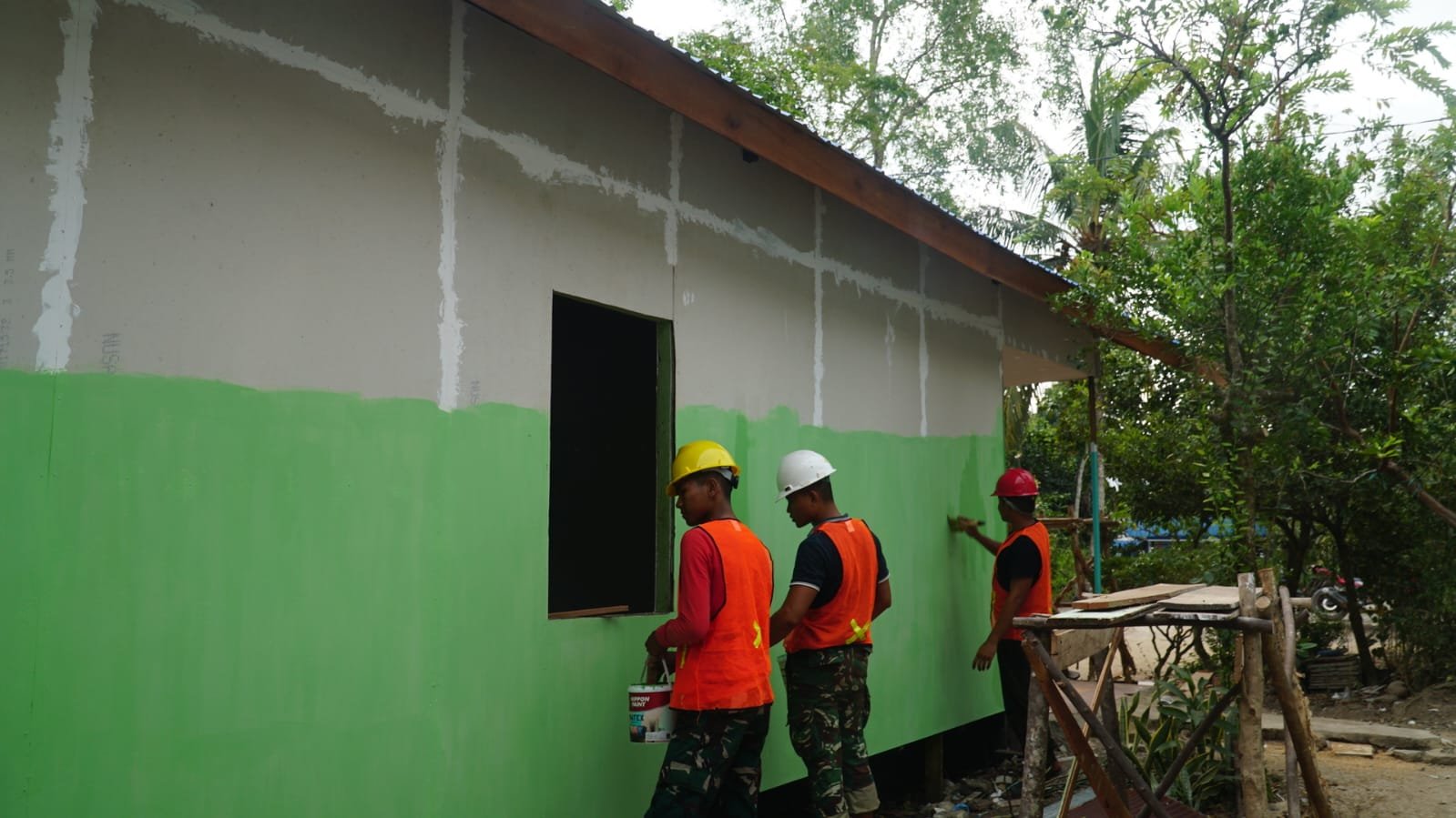 Semangat Gotong Royong Warnai Pengecatan RTLH Sasaran 2 Milik Ibu Wahida