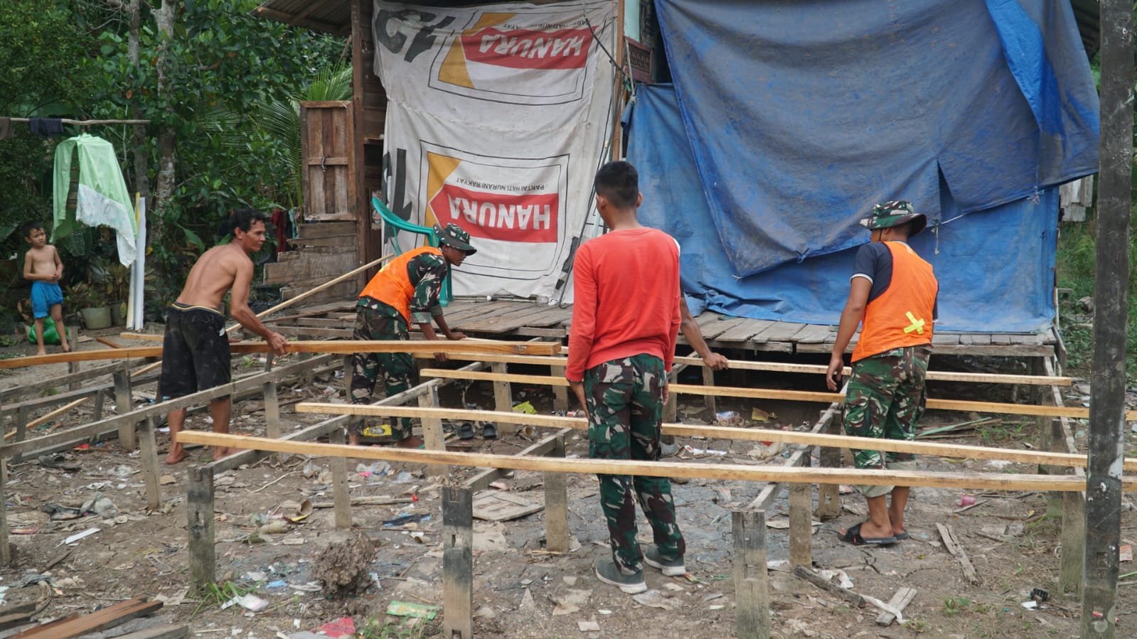 Gotong Royong Satgas TMMD dan Warga Percepat Pembangunan RTLH Milik Bapak Masrani