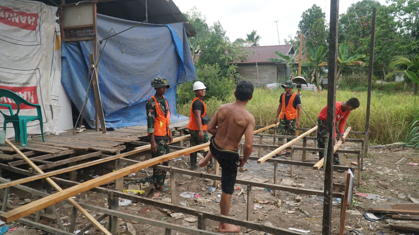 Satgas TMMD Ke-129 Kodim 1011/KLK Percepat Pemasangan Kerangka Gelagar RTLH Milik Bapak Masrani