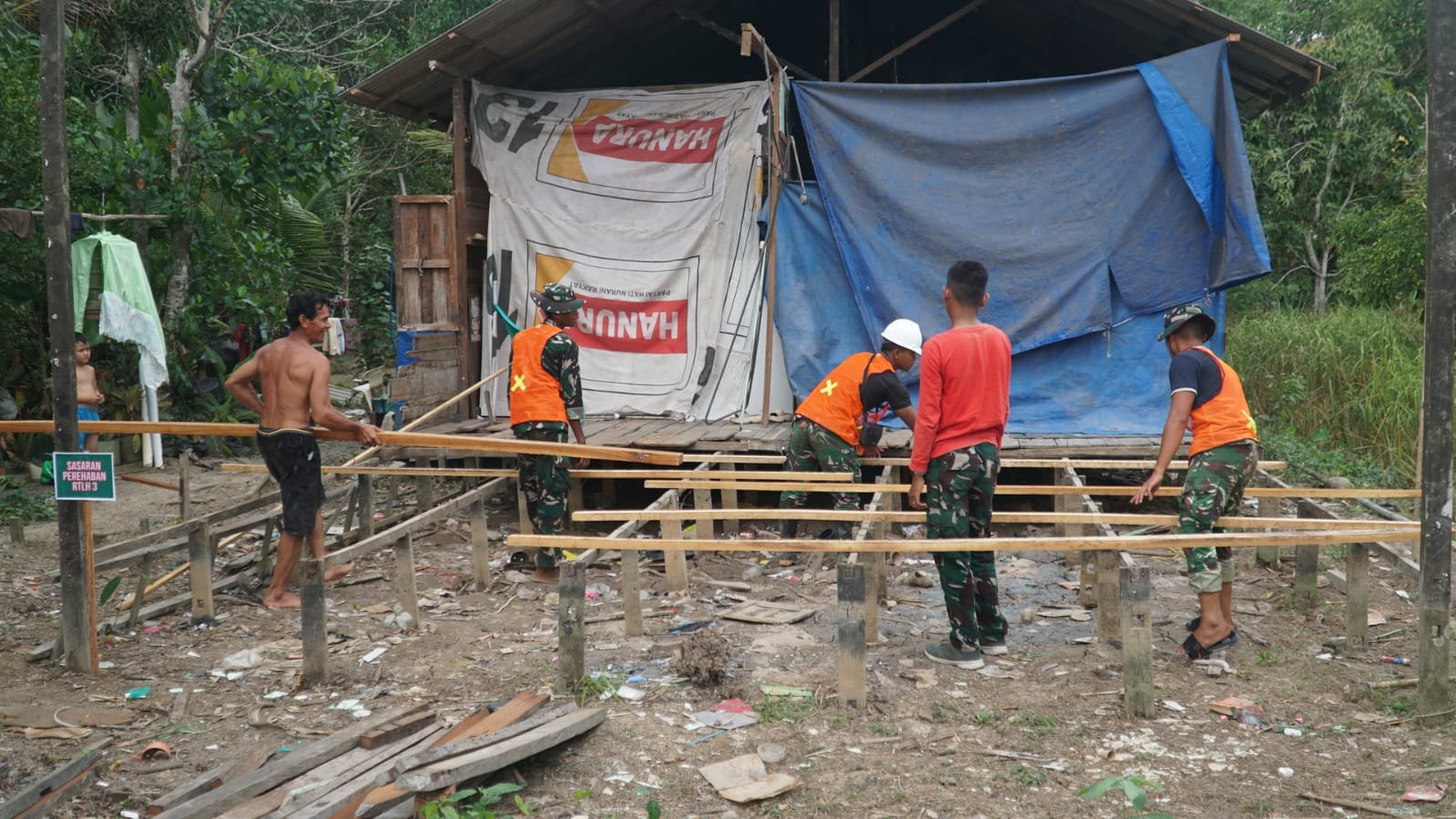 Pemasangan Kerangka Gelagar Jadi Tahap Penting Pembangunan RTLH Sasaran 3 TMMD Ke-129