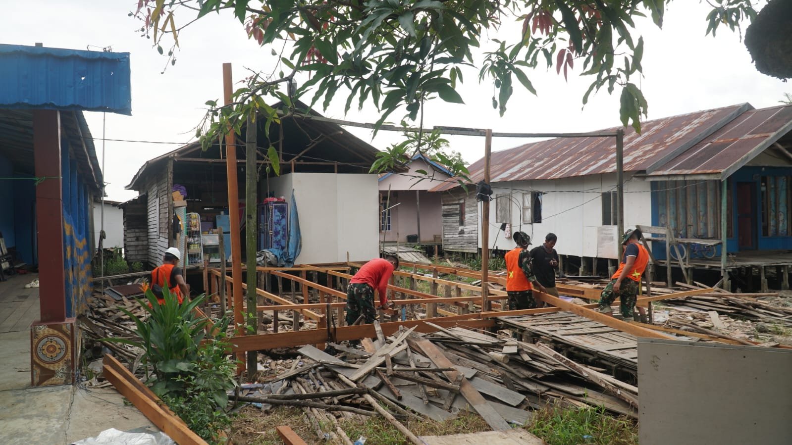 Satgas TMMD Ke-129 Kodim 1011/KLK Awali Struktur RTLH Ibu Rini dengan Penancapan Pondasi dan Gelagar