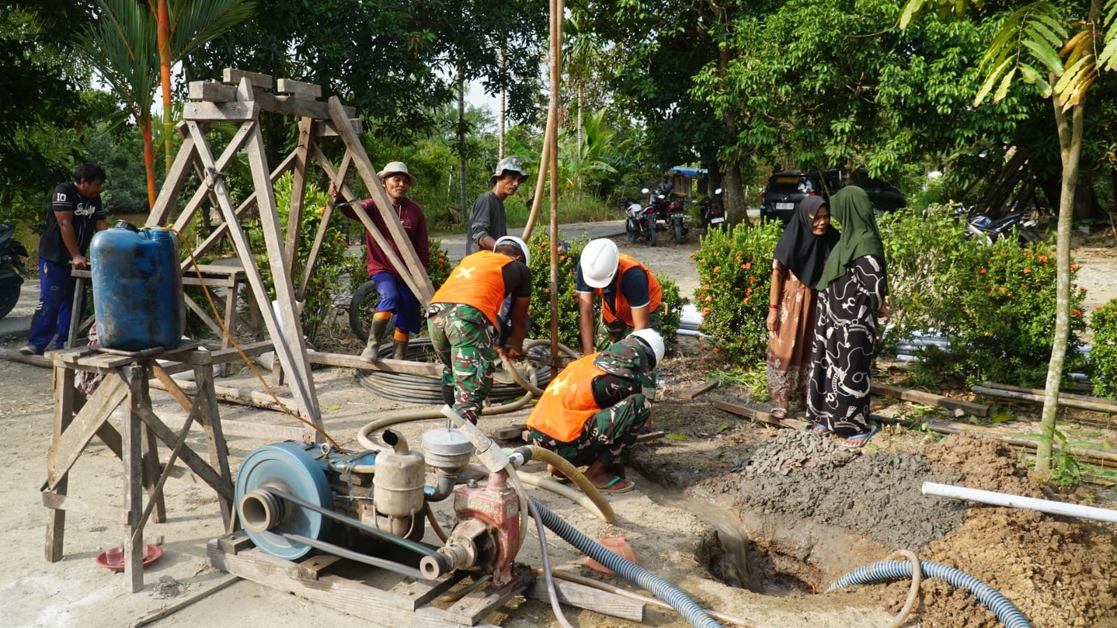 Kekompakan Satgas TMMD dan Warga Warnai Pembangunan RTLH Sasaran 5 Milik Ibu Rini