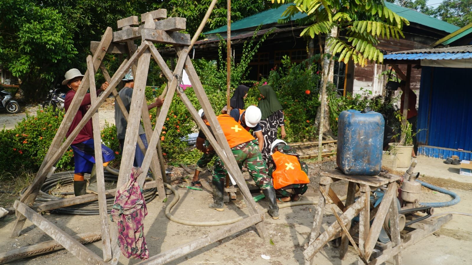 Tahap Awal Pembangunan RTLH Ibu Rini Dimulai, Satgas TMMD Pasang Kerangka Gelagar
