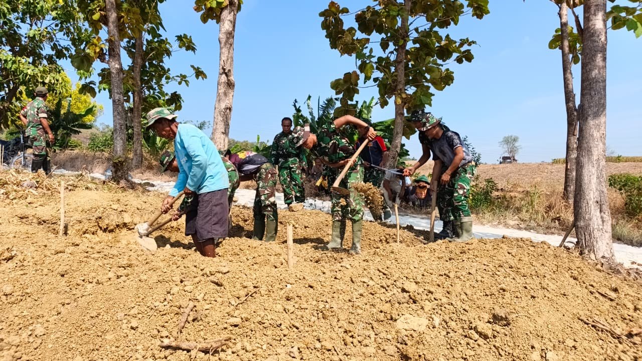 Saksi Bisu Kemanunggalan: Ayunan Cangkul Satgas TMMD Ke-129 Menembus Cadas Dusun Mbakon demi Air Bersih Warga
