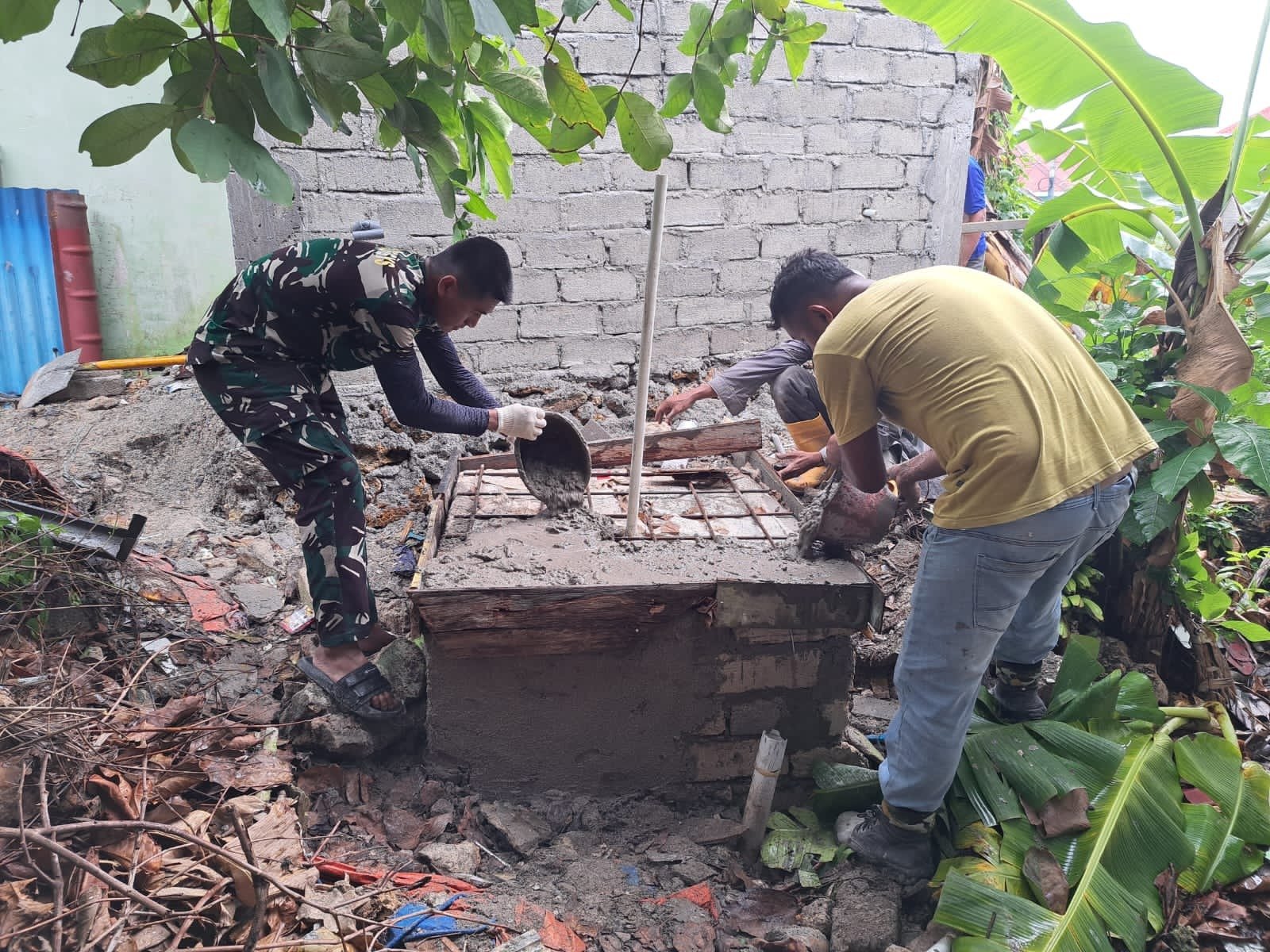 Satgas TMMD Ke-129 Bangun sepiteng MCK Masjid Quba Desa Umbele