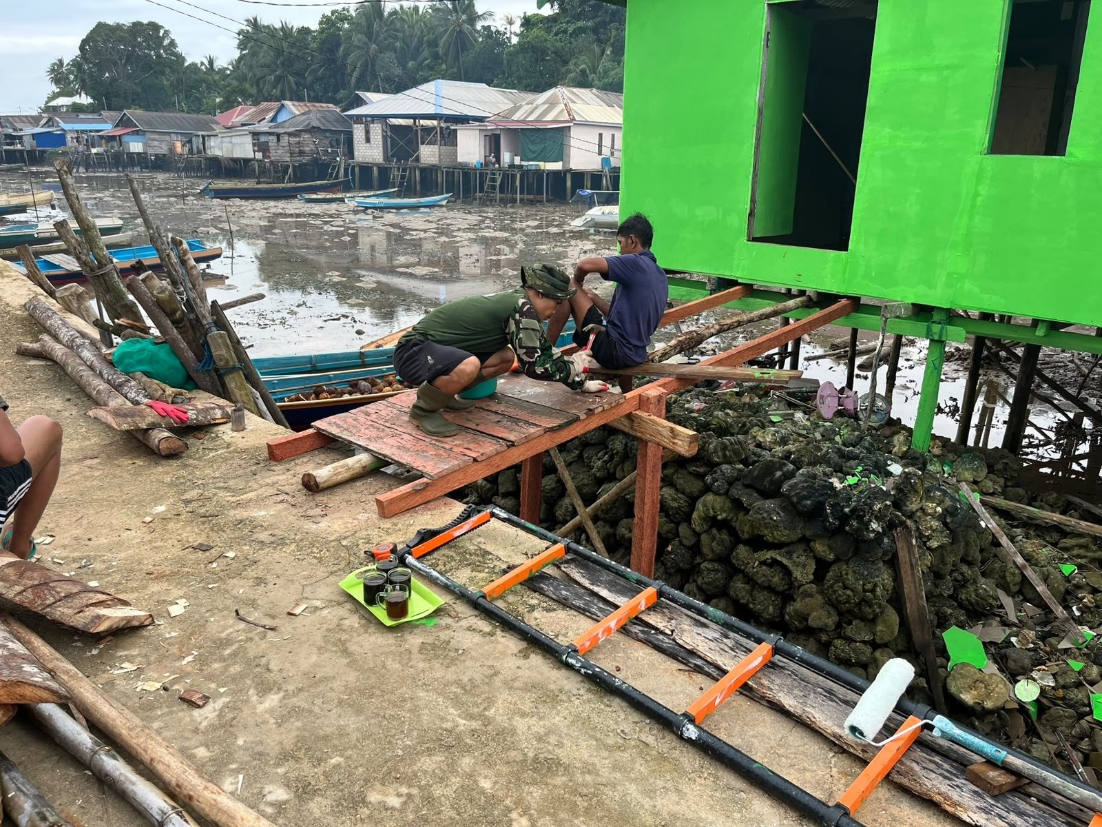 Satgas TMMD Ke-129 Kodim 1311/Morowali Bangun Tangga Rumah Ibu Salawiyah di Desa Polewali