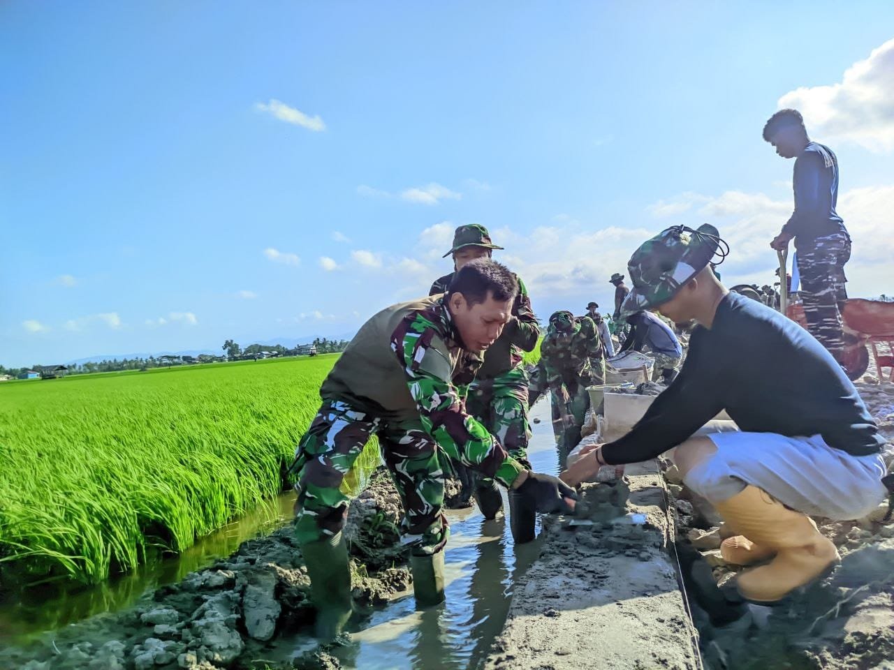 Gaspol, Satgas TMMD Ke-129 Kodim 1404/Pinrang Terus Genjot Pembuatan Talud Jalan Tani di Desa Tanratuo