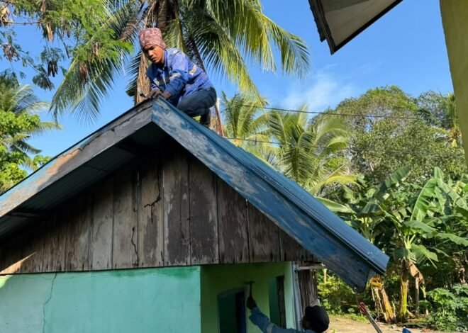 Pemasangan Atap Tandai Kemajuan Pembangunan MCK SDN Pulau Dua dalam Program TMMD Ke-129