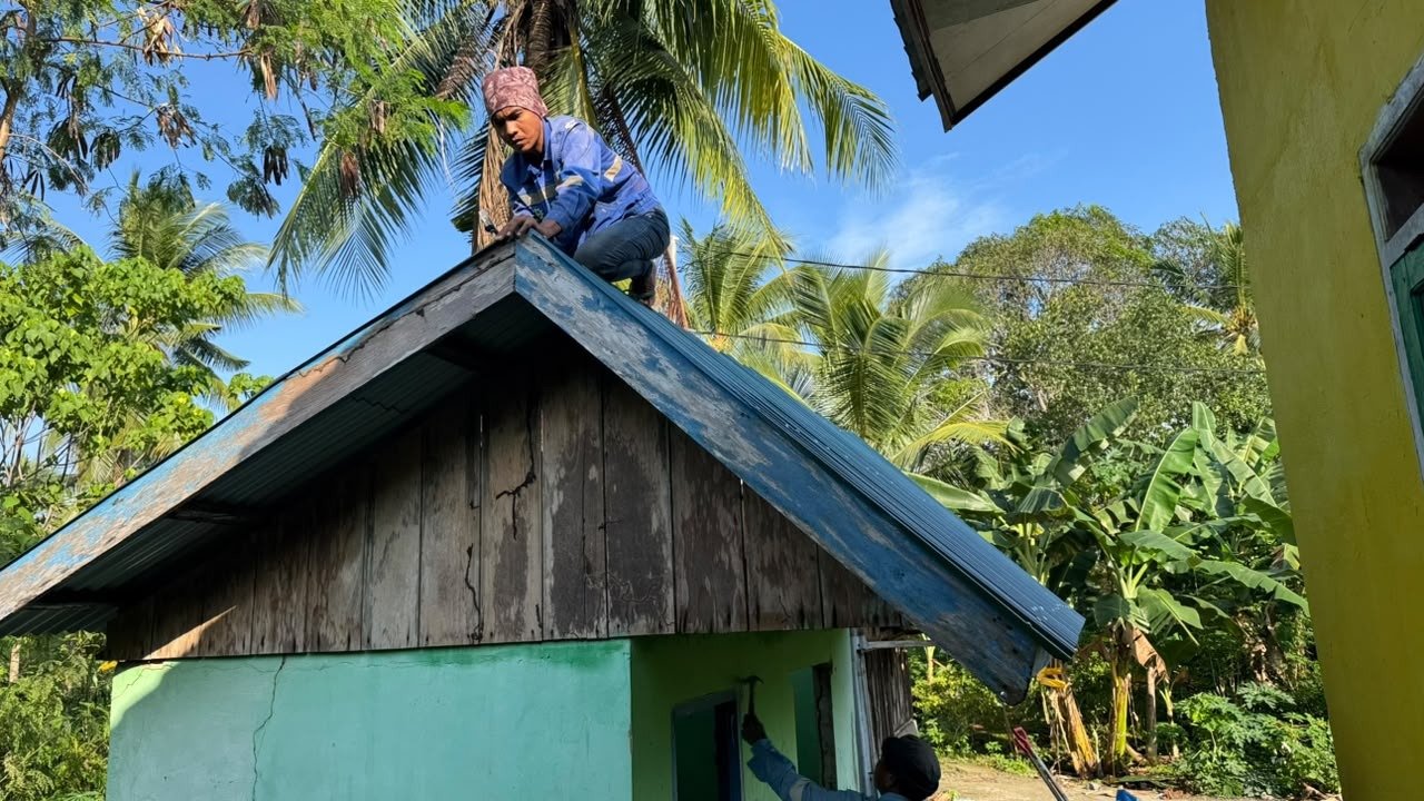 Pemasangan Atap Tandai Kemajuan Pembangunan MCK SDN Pulau Dua dalam Program TMMD Ke-129