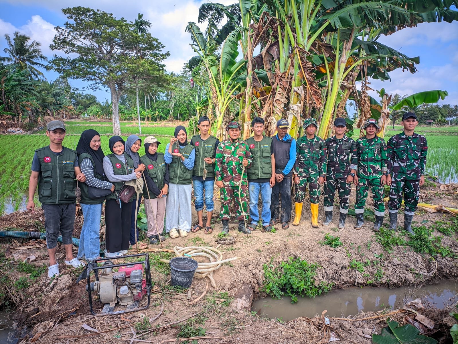 Tingkatkan Hasil Panen Petani, Satgas TMMD Ke-129 Kodim 1404/Pinrang Bersama Warga Basmi Hama Tikus