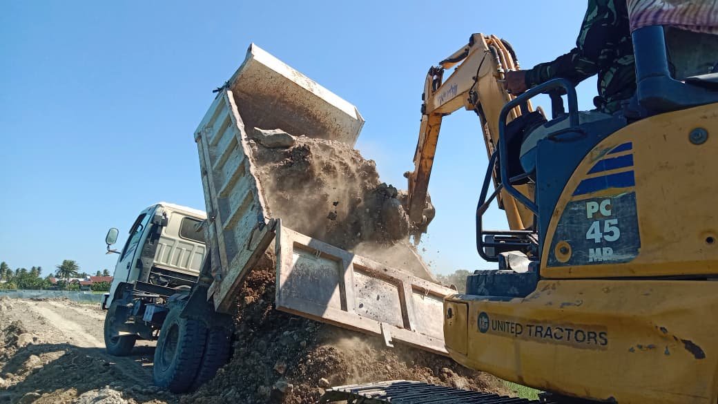 Truk Material Terus Berdatangan, Satgas TMMD Ke-129 Kodim 1404/Pinrang Percepat Pembangunan Jalan Tani