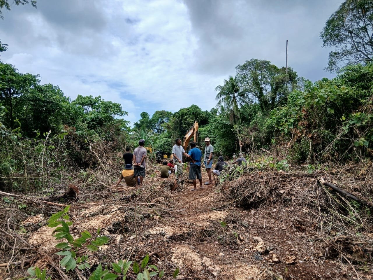 Antusiasme Warga Kepulauan Umbele Sambut Pembukaan Jalan TMMD Ke-129