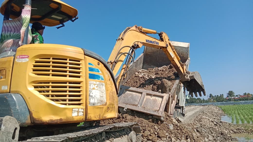 Suplai Material Terus Mengalir, Satgas TMMD Ke-129 Kodim 1404/Pinrang Pacu Pembangunan Jalan Tani