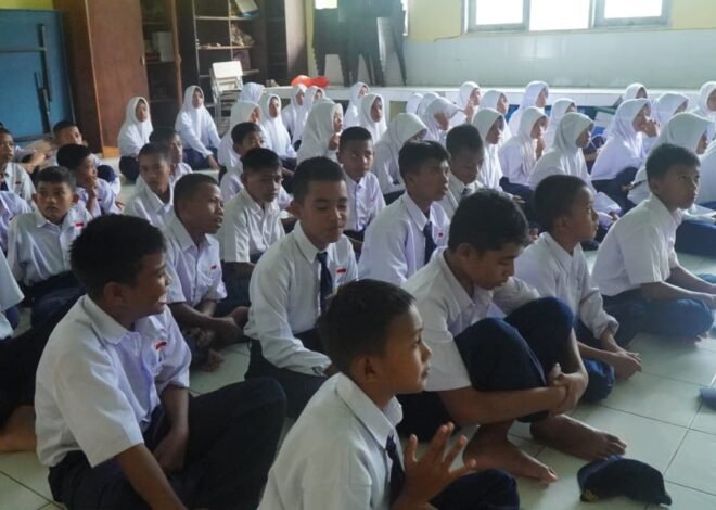 Antusias Siswa SMP Negeri Umbele Ikuti Penyuluhan Bahaya Narkoba dalam Program TMMD Ke-129