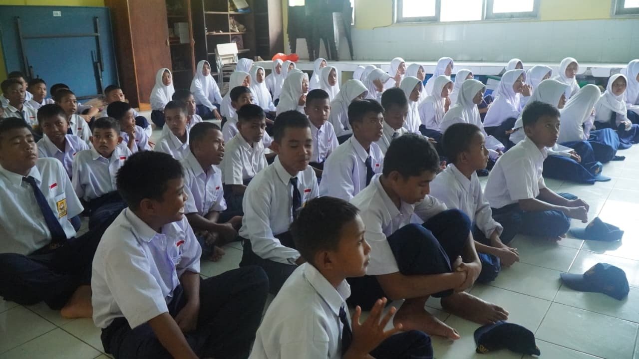 Antusias Siswa SMP Negeri Umbele Ikuti Penyuluhan Bahaya Narkoba dalam Program TMMD Ke-129