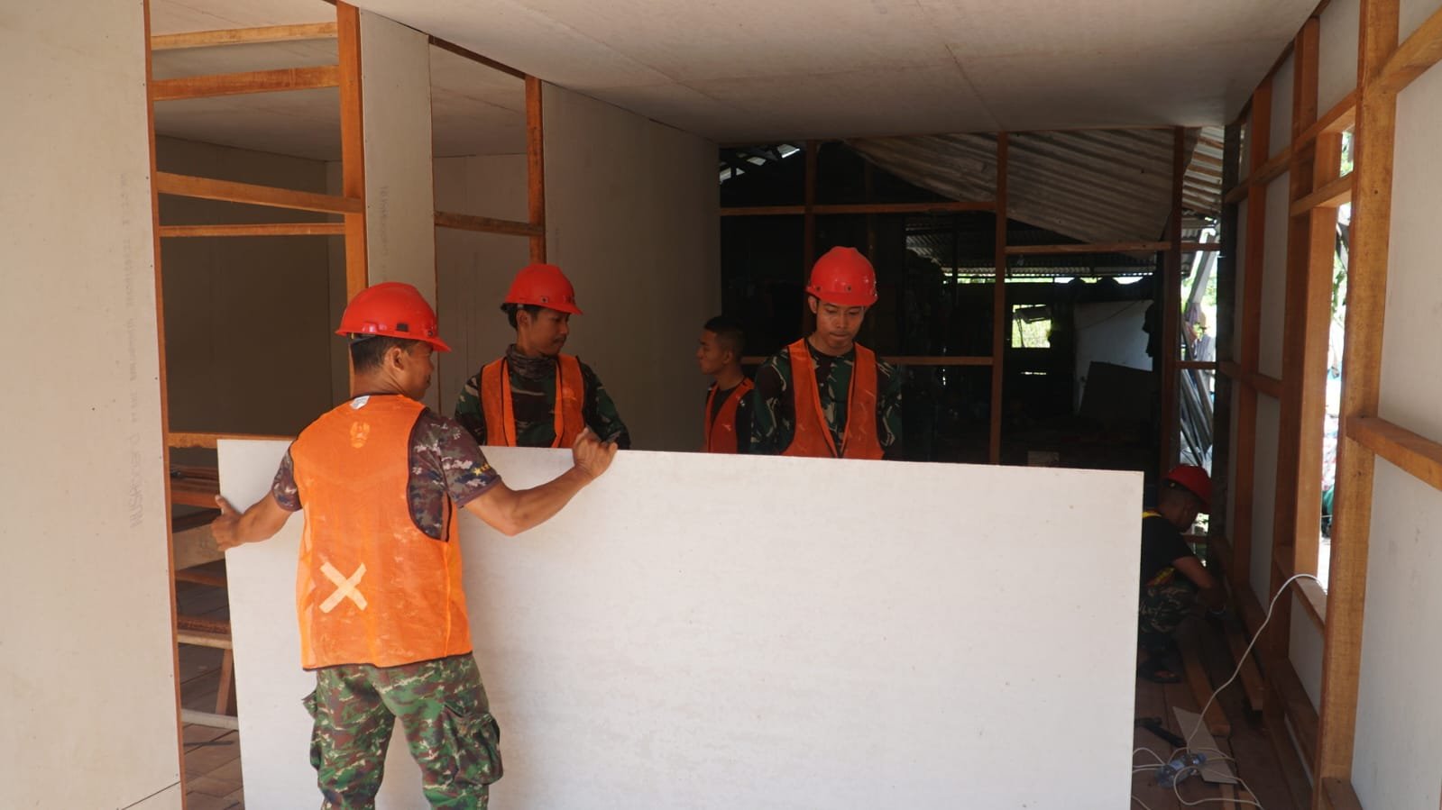 Satgas TMMD Ke-129 Lanjutkan Pemasangan Dinding Kalsiboard RTLH Milik Bapak Walianto