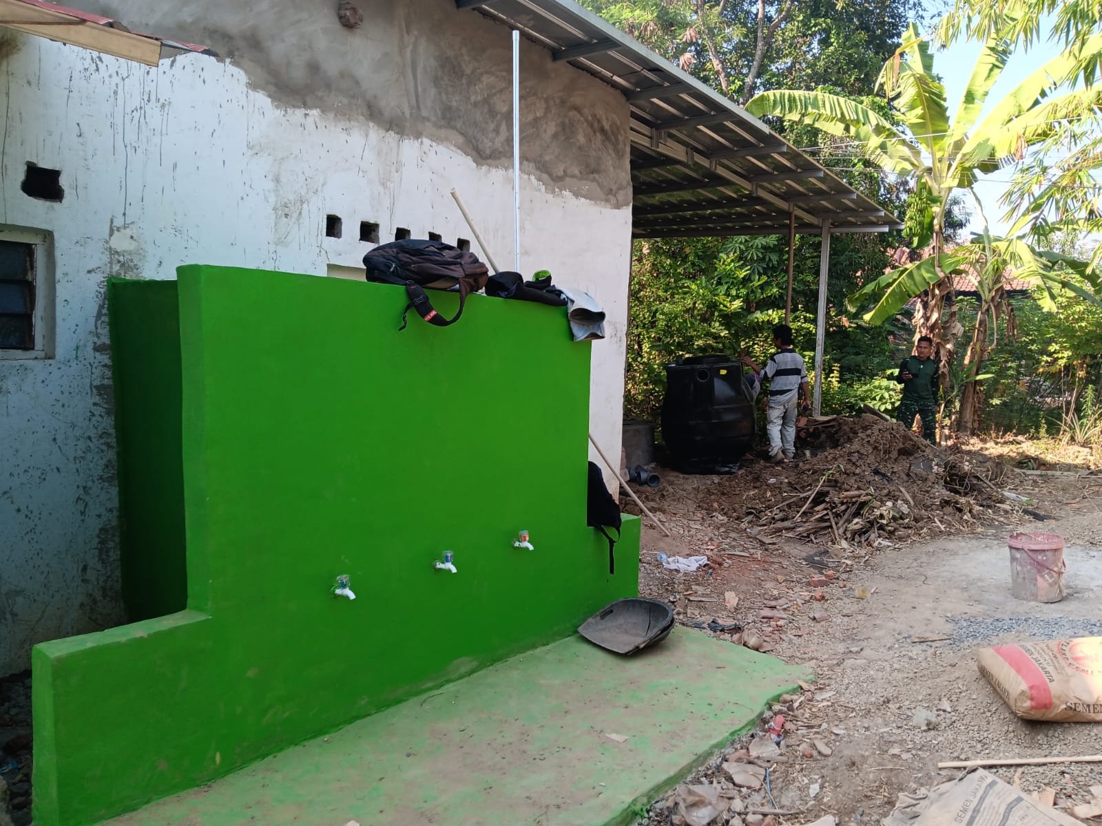 TMMD ke-129 Tingkatkan Kesehatan Lingkungan, Pemasangan Bio Septic Tank MCK Mushola Miftahul Jannah Terus Dikebut