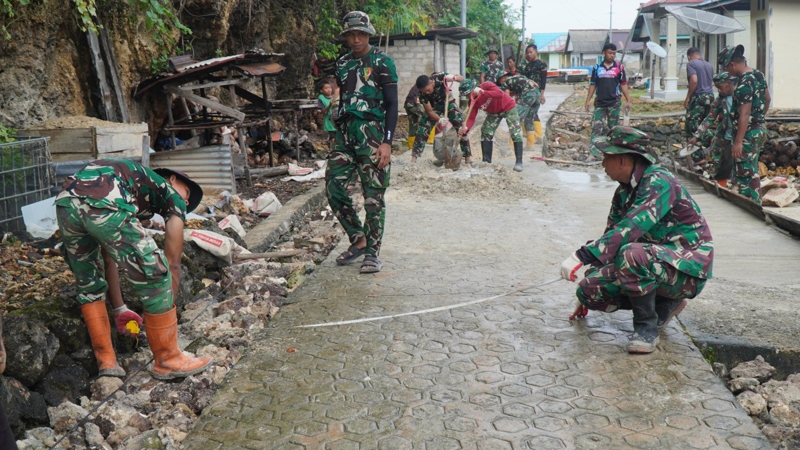 Satgas TMMD Ke-129 Kodim 1311/Morowali Terus Kebut Pekerjaan Rabat Beton Jalan di Desa Polewali