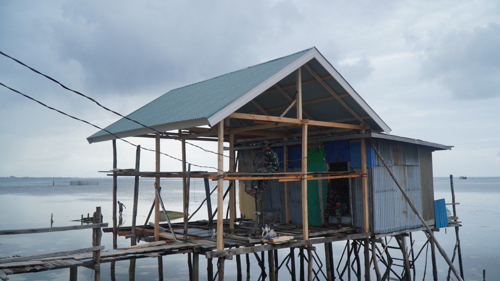 Renovasi RTLH Milik Ibu Syamsiah di Desa Umbele Rampungkan Pemasangan Atap Rumah
