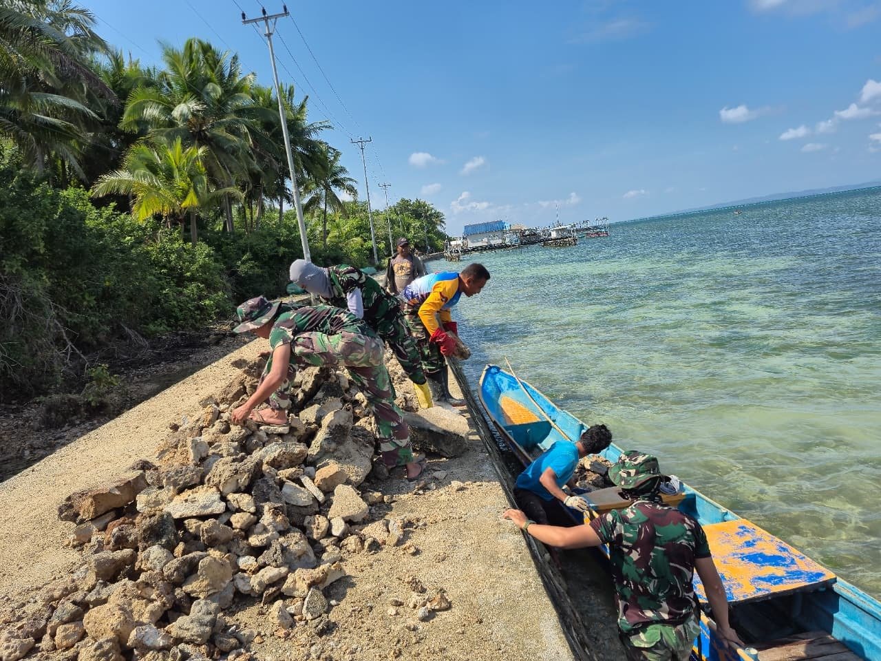 Semangat Gotong Royong, Warga dan Satgas TMMD Kumpulkan Batu untuk Material Rabat Jalan di Desa Polewali