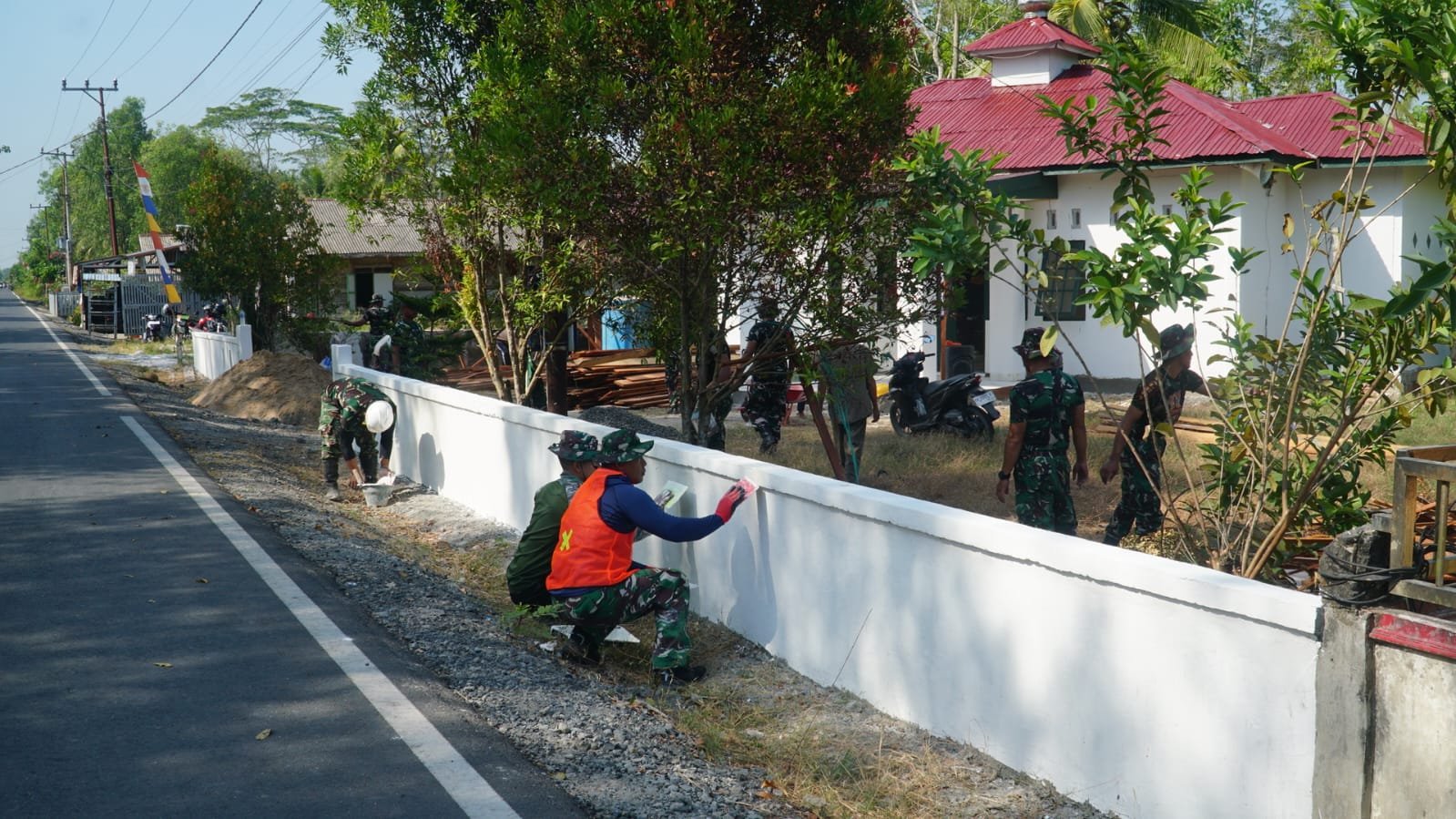 Satgas TMMD dan Masyarakat Bersihkan Musholla Darul Iman, Ciptakan Tempat Ibadah yang Nyaman