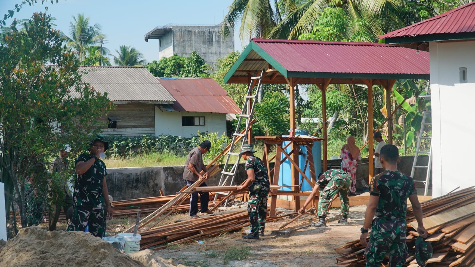 Musholla Darul Iman Hampir Rampung, Hasil Nyata Pengabdian Satgas TMMD dan Masyarakat