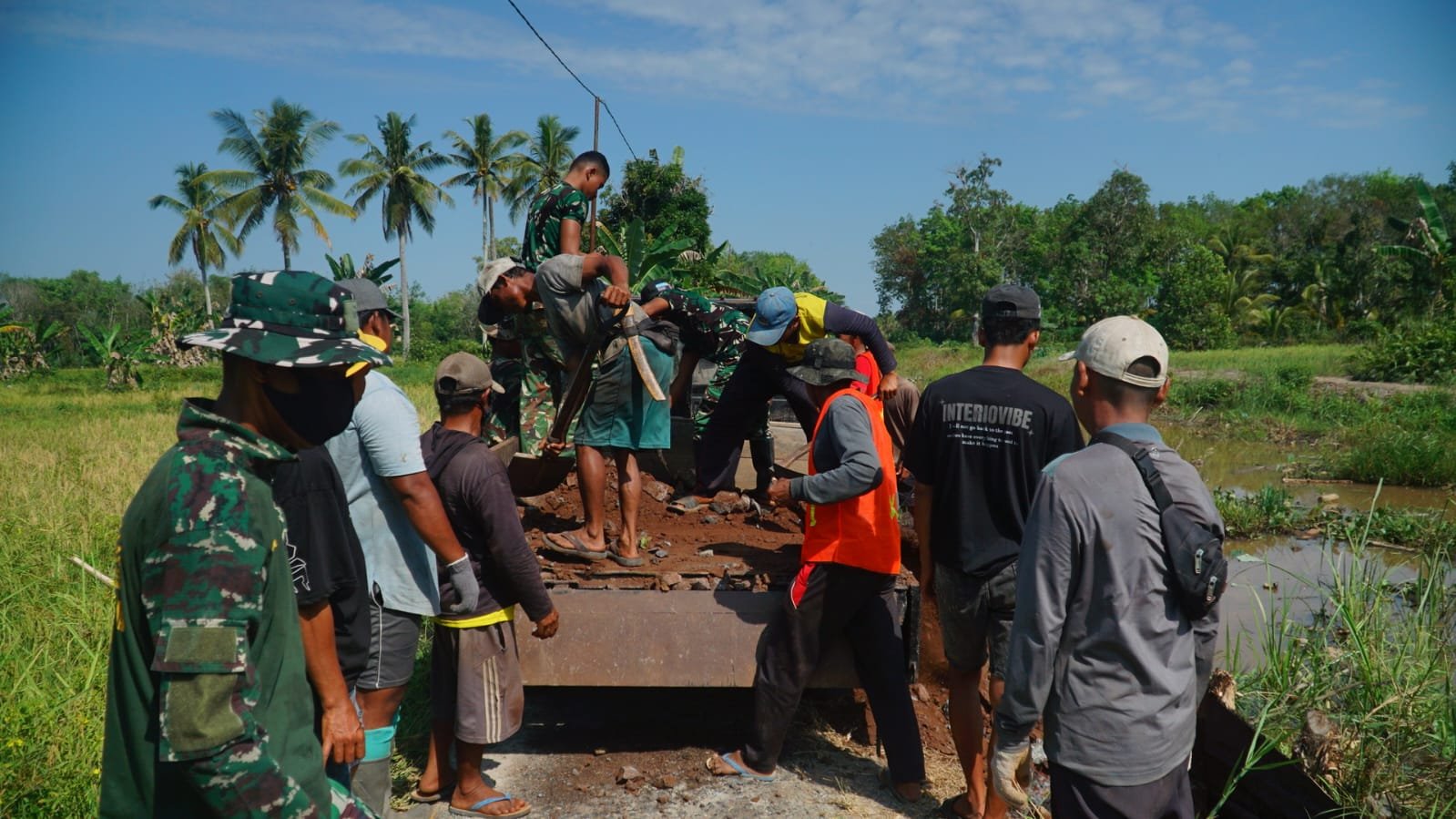 Satgas TMMD dan Warga Kebut Peningkatan Becros Jalan 1,2 Kilometer Demi Kelancaran Akses Desa