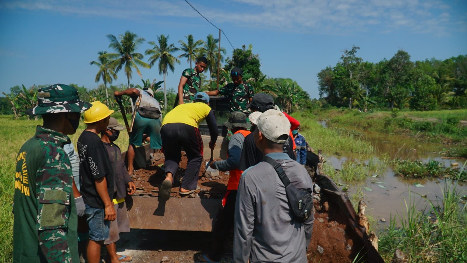 Gotong Royong Satgas TMMD dan Warga Percepat Pengerasan Jalan 1,2 Kilometer di Bandar Raya