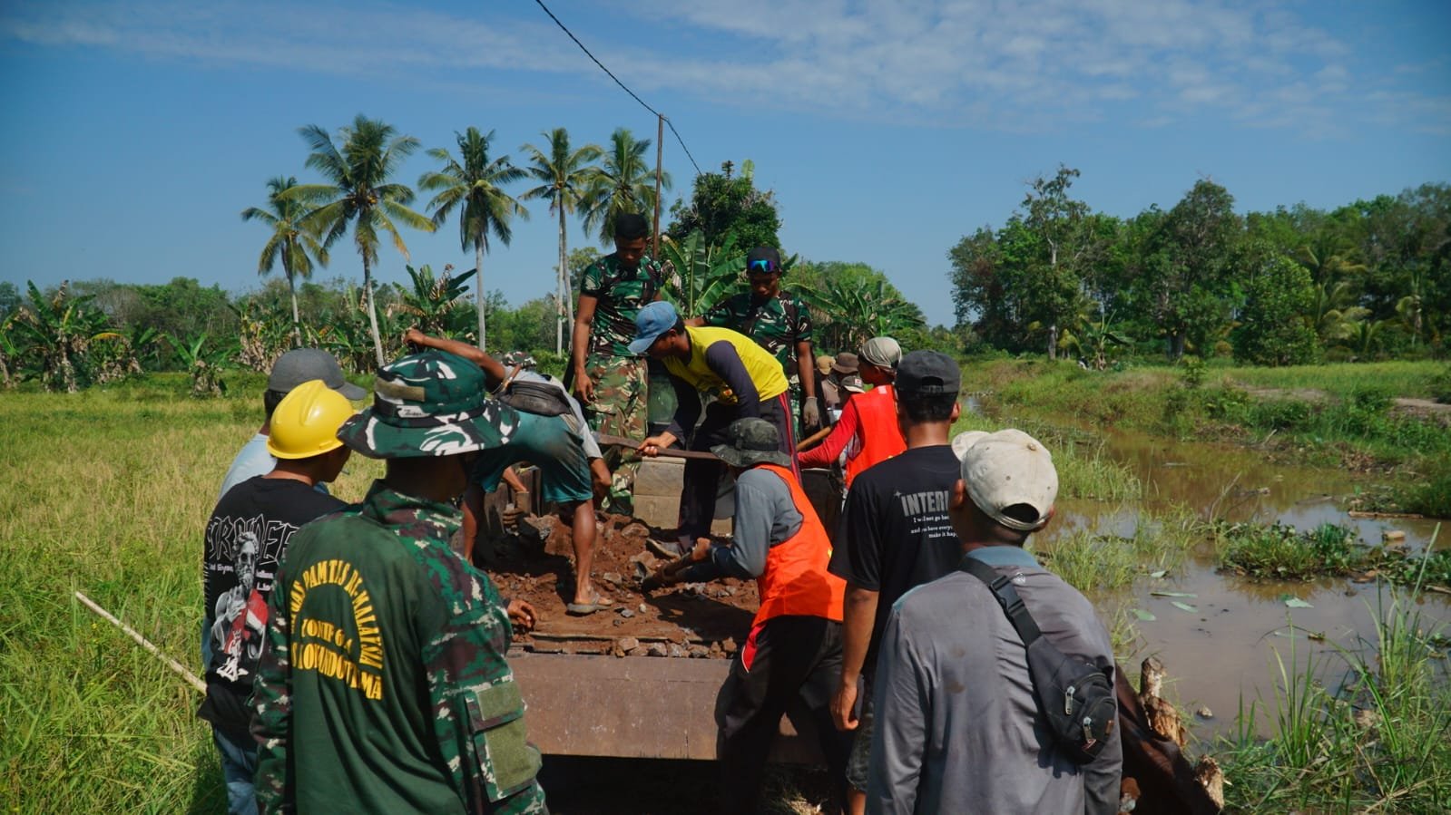 Material Becros Terus Diratakan, Satgas TMMD Optimalkan Peningkatan Jalan 1,2 Kilometer