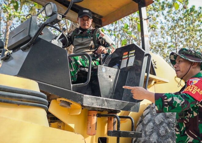 Pastikan kualitas pemadatan jalan, Dansatgas TMMD 129 Kodim 0812/Lamongan sambil menaiki Buldozer berinteraksi langsung dengan operator