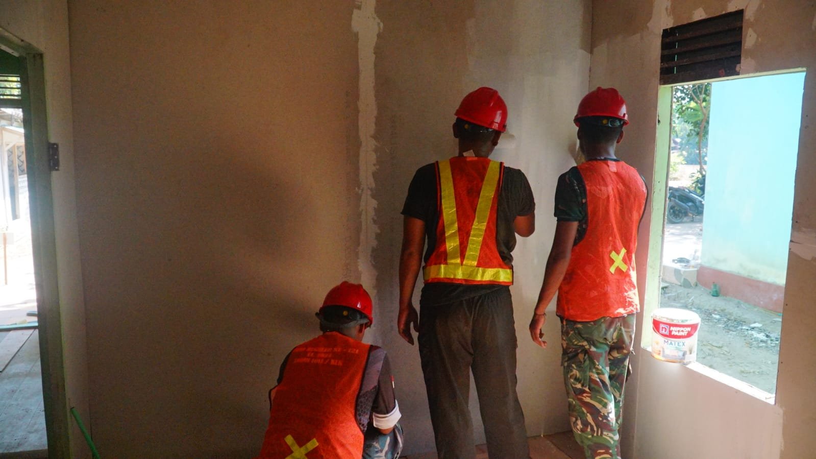 Masyarakat Bersama Satgas TMMD Tingkatkan Kualitas Jalan Utama di Desa Bandar Raya