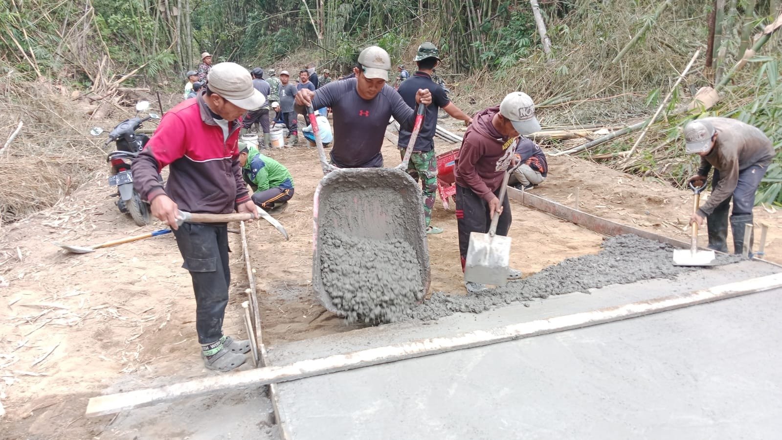 Mengawali Hari dengan Gotong Royong, Satgas TMMD Ke-129 Kodim 1626/Bangli Kebut Pengerjaan Rabat Beton