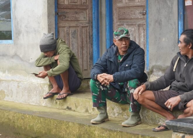 Bincang Sederhana Bersama Warga, Serda Kadek Suardi Pererat Kebersamaan Sebelum Memulai Kegiatan TMMD