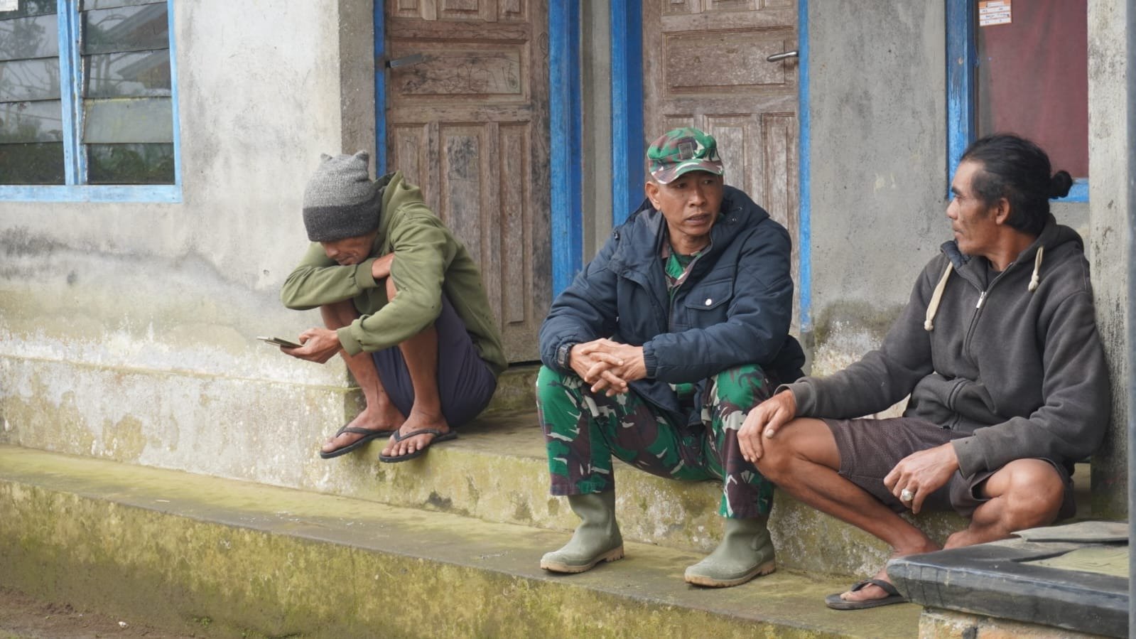 Bincang Sederhana Bersama Warga, Serda Kadek Suardi Pererat Kebersamaan Sebelum Memulai Kegiatan TMMD
