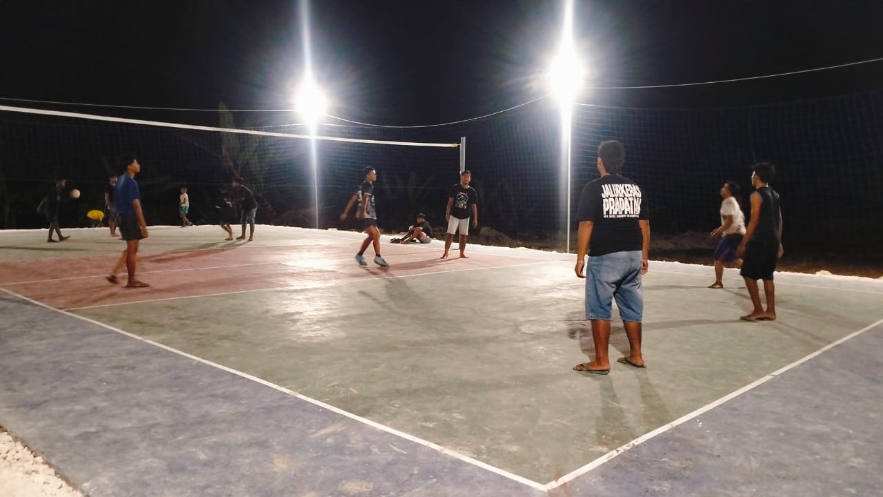 Karya Satgas TMMD 129 Hidupkan Malam: Pemuda Desa Tlemang Antusias Nikmati Lapangan Voli Baru