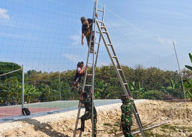 Lapangan Terang Benderang, Satgas TMMD 129 Rampungkan Pemasangan Lampu Sorot Lapangan Bola Voli Desa Tlemang