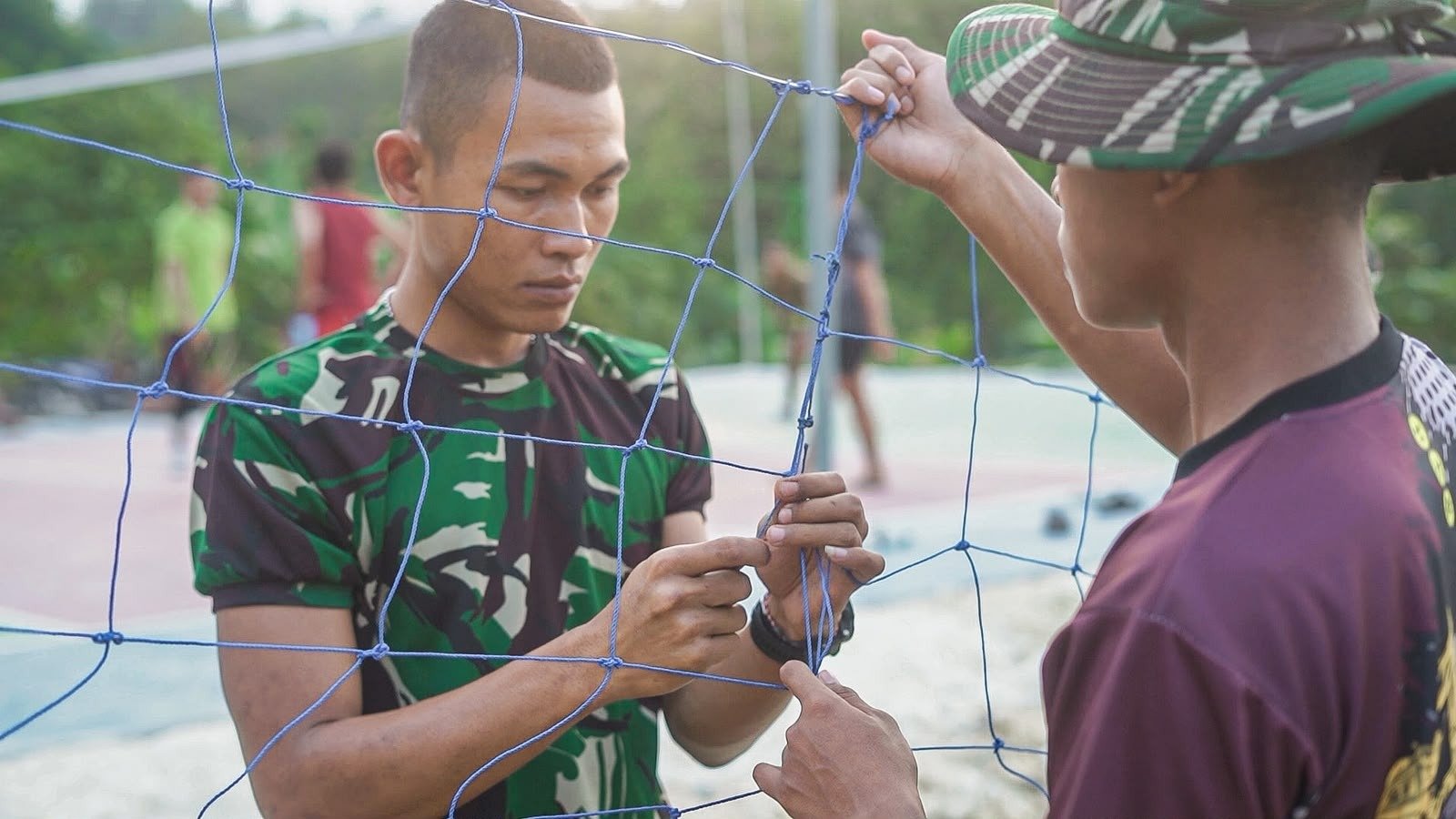 Fasilitas makin Lengkap, Satgas TMMD 129 Rampungkan Pemasangan Jaring Lapangan Bola Voli Desa Tlemang  ​
