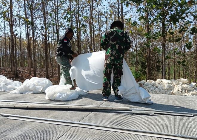 Jaga Kualitas dan Ketahanan Jalan, Satgas TMMD 129 Gelar Pemasangan Plastik Alas Cor Rabat Beton