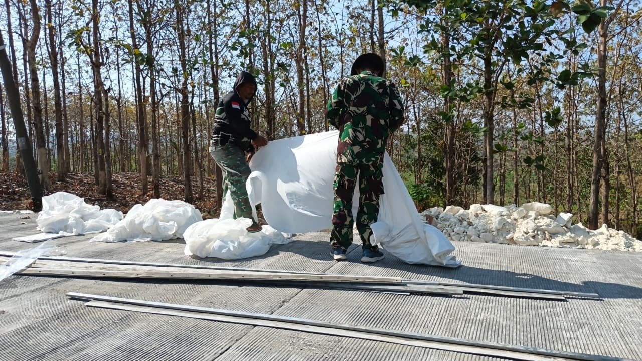 Jaga Kualitas dan Ketahanan Jalan, Satgas TMMD 129 Gelar Pemasangan Plastik Alas Cor Rabat Beton