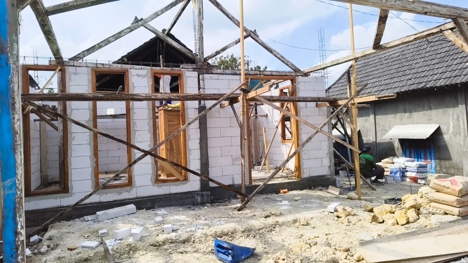Capai Progres Signifikan, Satgas TMMD 129 Tuntas Pasang Dinding RTLH dan Mulai Rangkai Atap Rumah Warga