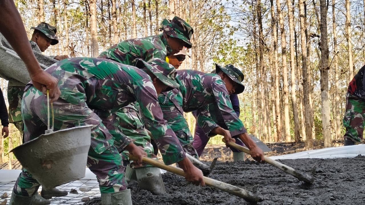 Meratakan Semen, Menyatu Rasa: Potret Kebersamaan Satgas TMMD dan Warga Lamongan