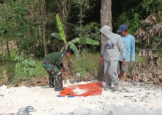 Bahu-Membahu Pengurukan Bahu Jalan, Satgas TMMD 129 dan Warga Tlemang Manfaatkan Alat Seadanya