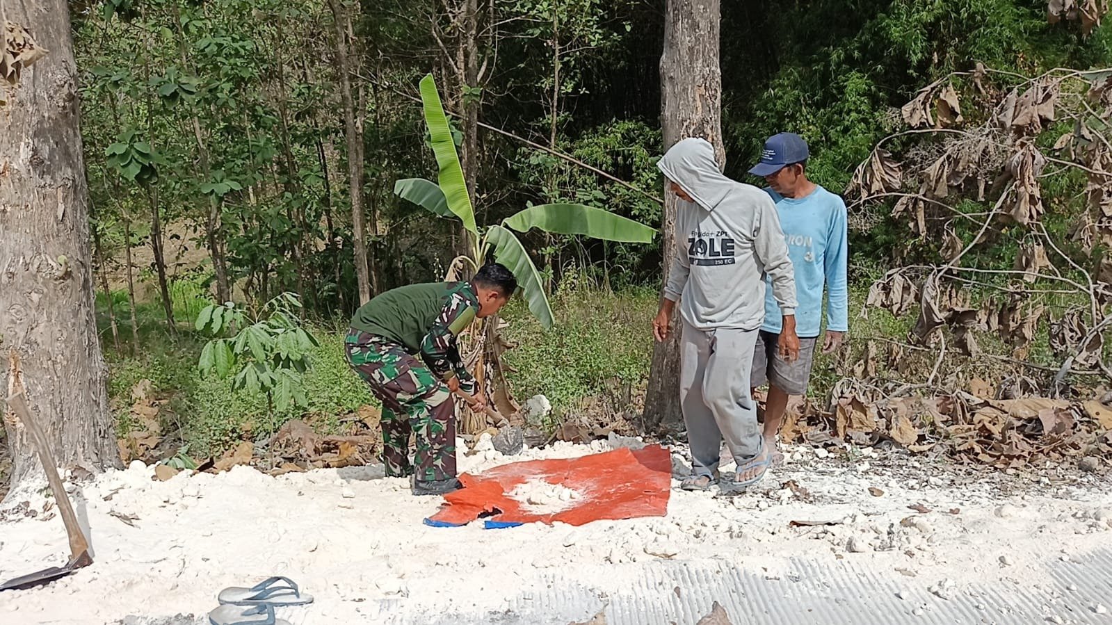 Bahu-Membahu Pengurukan Bahu Jalan, Satgas TMMD 129 dan Warga Tlemang Manfaatkan Alat Seadanya