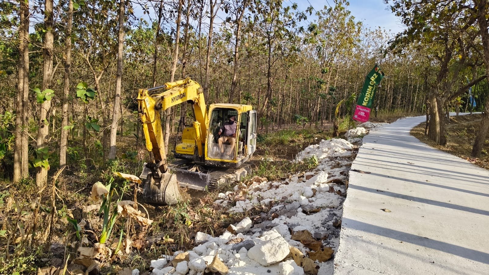 TMMD Ke-129 Kodim 0812/Lamongan: Saat Gemuruh Mesin Backhoe Loader Menyapa Asa Warga Desa