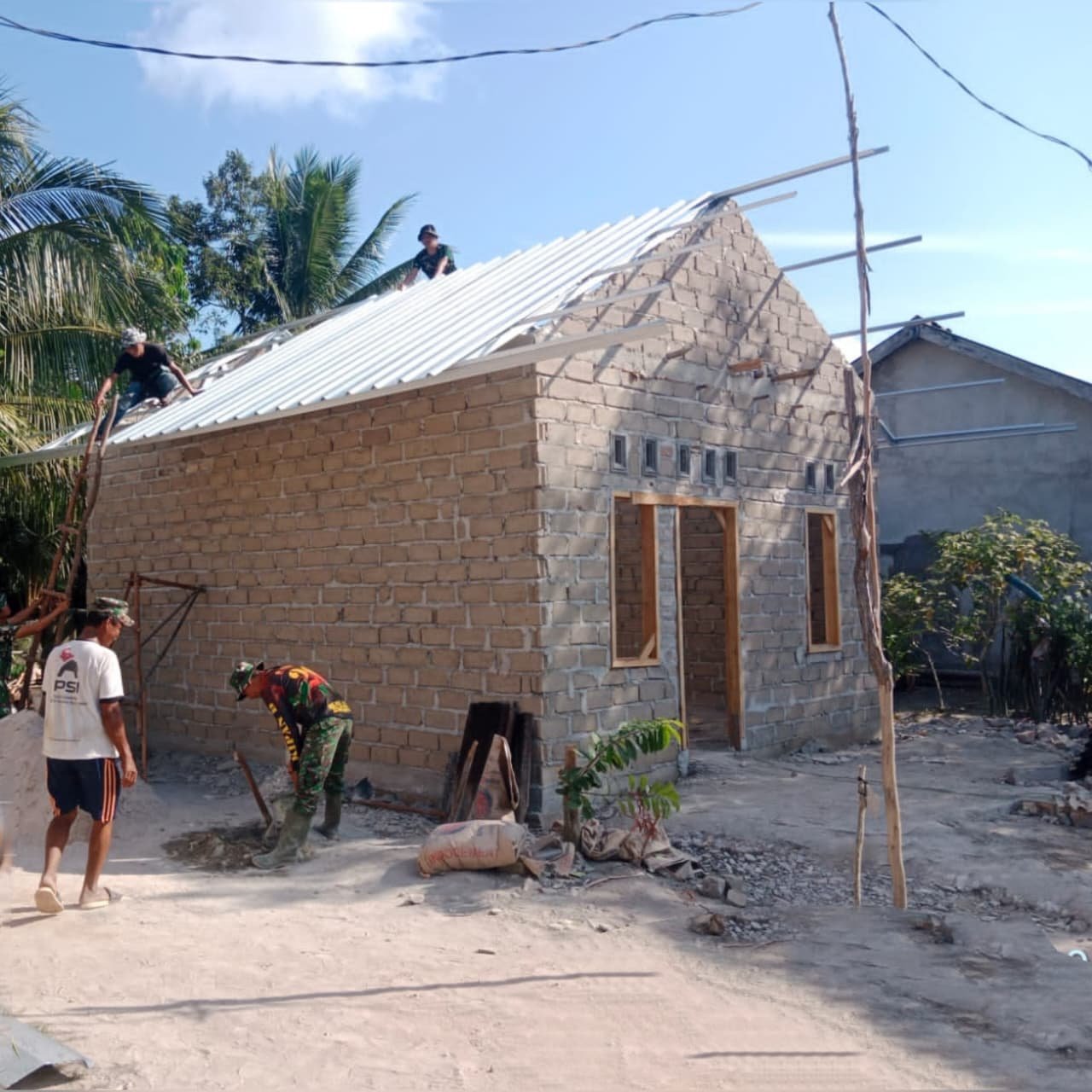 TMMD Ke-129 Kodim 0413/Bangka: Pengerjaan Rumah Pak Iwan Masuki Tahap Pemasangan Rangka Atap